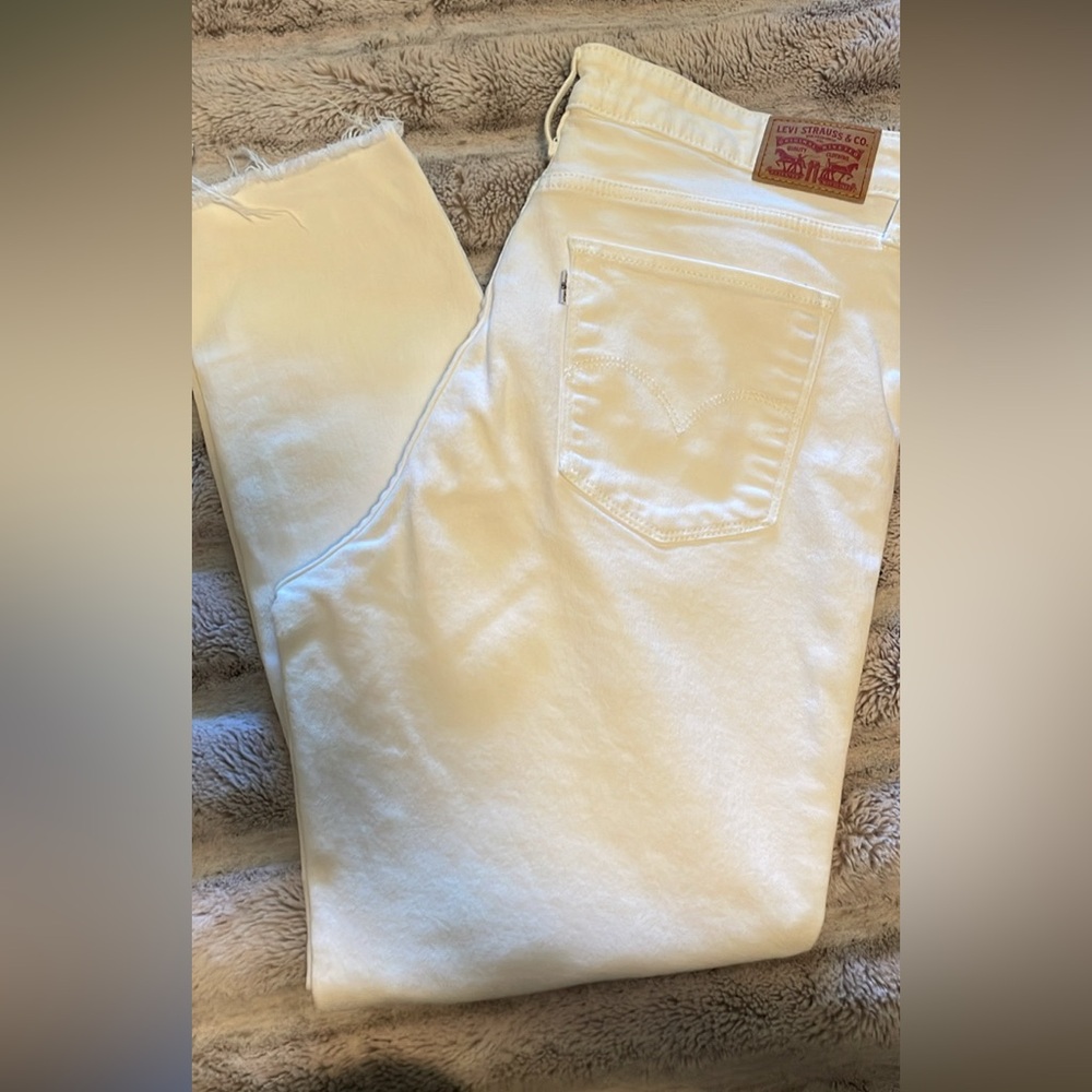 Women’s white Levi’s, size 33